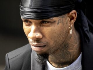 Tory Lanez laat van zich horen nadat hij 14 keer is gestoken in de gevangenis: "Dankt God dat hij er nog is"