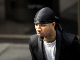 Tory Lanez mogelijk neergestoken door deze bizarre reden: “Flirtte met hem”