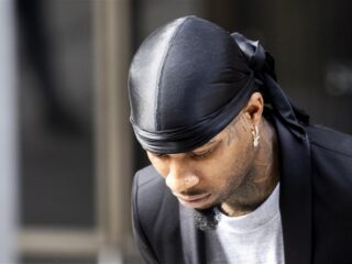 Tory Lanez onthult dat Chris Brown zijn advocaatkosten betaalde en hint naar relatie met Iggy Azalea