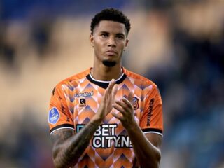 Zwarte Pieten bij FC Volendam raken Xavier Mbuyamba: "Die horen hier niet"