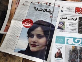 Iraanse vrouwen knippen hun haar af uit woede na dood van 22-jarige Mahsa Amini