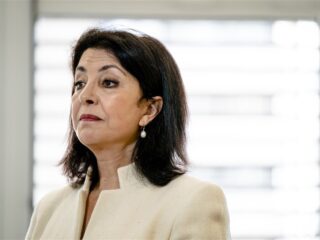 Oud-Kamervoorzitter Khadija Arib (PvdA) verlaat Tweede Kamer na 'aanvallen op waardigheid'