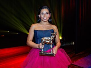 Sinem Kavus draagt Gouden Kalf op aan Jina 'Mahsa' Amini