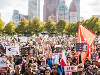Honderden mensen komen samen op het Malieveld als steun voor vrouwen in Iran