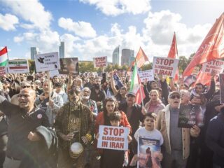 Kimia (24) organiseert vandaag protest tegen het Iraanse regime bij de Tweede Kamer