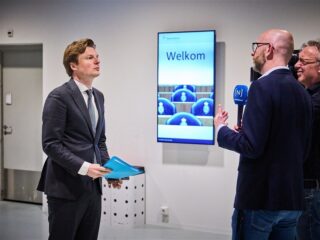 Inspectie: medewerkers speciaal azc gebruiken geweld tegen overlastgevers