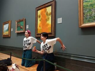Klimaatactivisten die in Londen soep over kunstwerk Van Gogh gooiden aangeklaagd