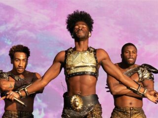 Lil Nas X laat eerste tatoeage zetten tijdens tour door Europa