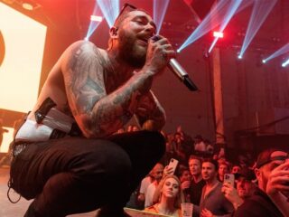 Post Malone trouwt na zijn show in Seattle twee fans op het podium