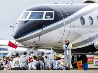 Opgepakte klimaatactivisten die privéjets op Schiphol blokkeerden zijn weer vrij