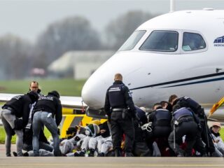 Klimaatactivisten blokkeren privéjets Schiphol, tientallen arrestaties