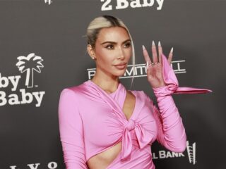 Kritiek op Kim Kardashian nadat ze foto deelt waarin ze Balenciaga en Adidas draagt