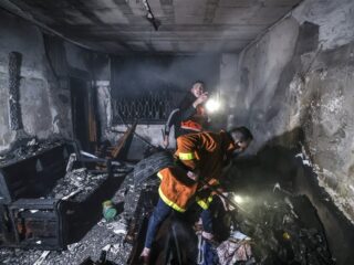 Minstens 21 doden door enorme brand vluchtelingenkamp Gaza, 10 kinderen overleden