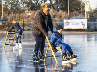 Het is uitzonderlijk koud: op deze plek in Nederland wordt er al geschaatst