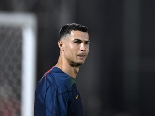 Cristiano Ronaldo moet boete betalen voor wegslaan telefoon van jonge fan