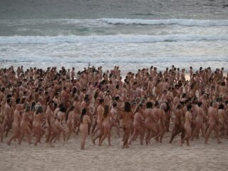Duizenden naakte mensen bij elkaar op strand Sydney in de strijd tegen huidkanker