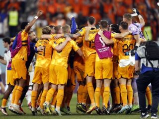 Afwachtend oranje wint van VS na goed spel Dumfries en gaat door naar kwartfinales