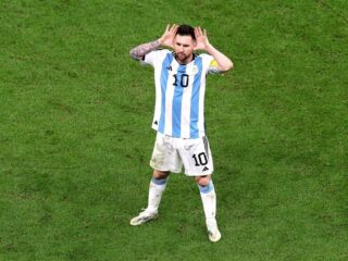 Argentijn laat tattoo zetten van Messi die spot drijft met Van Gaal