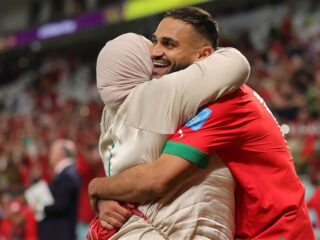 Hartverwarmend: aanvaller Sofiane Boufal danst met moeder na historische WK-overwinning