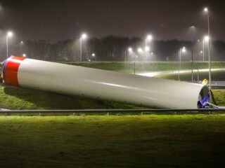 Enorm deel windmolen breekt af en blokkeert snelweg Apeldoorn