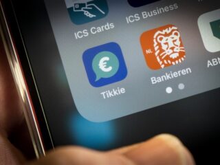 Amsterdamse scholieren op straat beroofd van hun geld met betaalverzoek