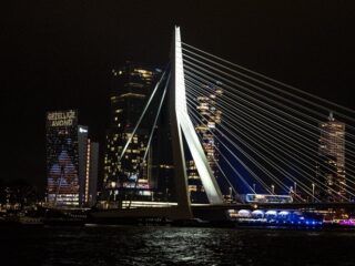 OM stelt strafrechtelijk onderzoek in naar racistische leuzen op Erasmusbrug