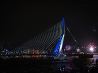 Twee mannen opgepakt voor racistische leuzen op Erasmusbrug