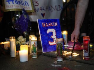 In elkaar gezakte NFL-speler Hamlin is wakker en toont verbetering