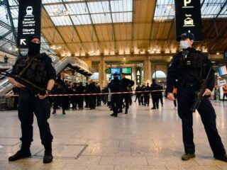 Man steekt 6 mensen neer op station Gare du Nord in Parijs