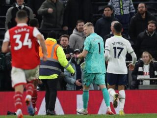 Supporter aangeklaagd voor trappen van Arsenal-doelman