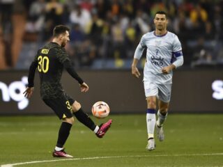 Messi en Ronaldo beiden trefzeker in knotsgekke wedstrijd