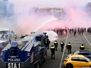 Politie bekogeld met vuurwerk bij wedstrijd Feyenoord-Ajax