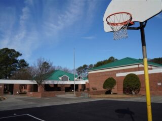 Lerares die door 6-jarige leerling werd neergeschoten klaagt school aan