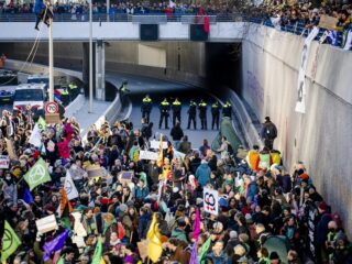Grote klimaatdemonstratie op A12 in Den Haag, politie grijpt in