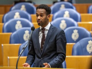 PvdA’er Habtamu de Hoop maakt korte metten met Johan Derksen na racistische opmerking