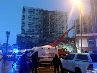 Dodental door zware aardbeving in Turkije en Syrië gestegen naar 2300