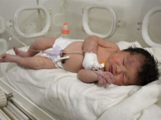 Pasgeboren baby met navelstreng vast aan moeder uit puin gehaald in Syrië