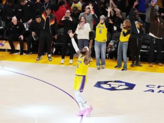 LeBron James kroont zich tot topscorer aller tijden in de NBA