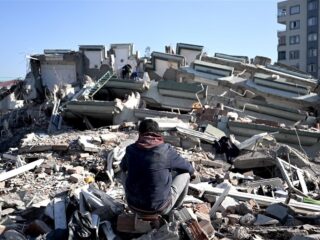 Na 80 uur worden er nog steeds overlevenden onder puin vandaan gehaald