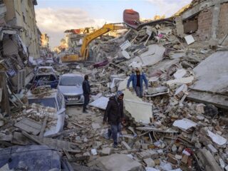 Vijf dagen na de aardbevingen in Turkije en Syrië: wat is de stand van zaken?