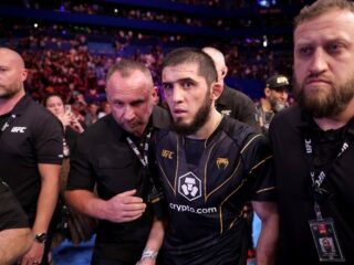 Islam Makhachev verslaat Alex Volkanovski en behoudt wereldtitel in lichtgewicht