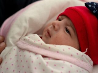 Baby Afraa, geboren onder puin in Syrië, is in goede gezondheid