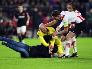 PSV krijgt 20.000 euro boete voor veldbestormer en moet deel tribune leeg laten