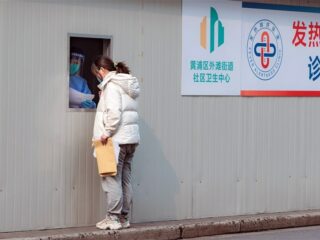 Directeur FBI denkt dat coronavirus in Chinees laboratorium is ontstaan