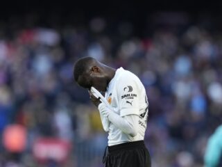 Valencia-speler Diakhaby weigert achter anti-racisme spandoek te staan