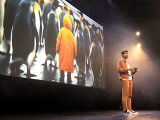Bedreigde schrijver Pim Lammers opent boekenbal en krijgt staande ovatie