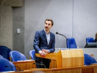 Staatssecretaris van Ooijen vindt dat jongeren te vaak psychische hulp krijgen: ''Iedereen is weleens somber''