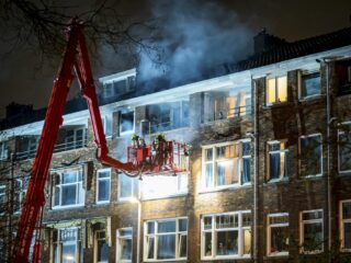 Verwarde man sticht brand in Rotterdamse flat, tientallen bewoners uit huis gehaald