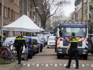 Vrouw doodgeschoten in portiek in Amsterdam, verdachte dood aangetroffen