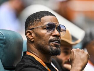 Jamie Foxx voor het eerst gespot na wekenlang in ziekenhuis te hebben gelegen